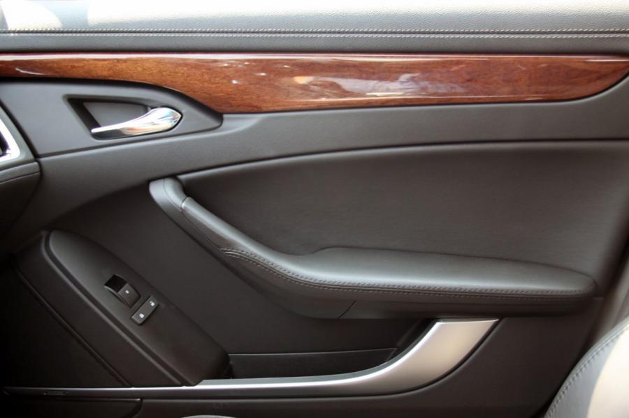  Cadillac CTS Sport Wagon 2010 года  (фото 16 из 53)